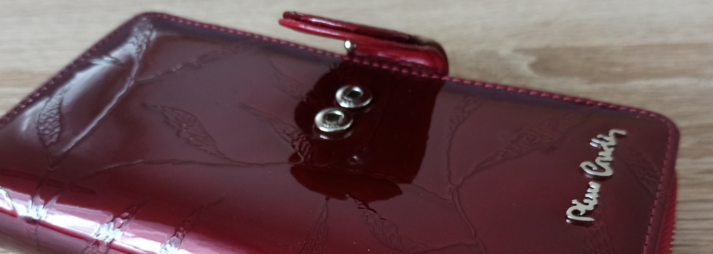 Dámská peněženka červeno-hnědá detail druk